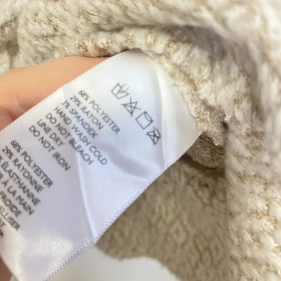 Urban Outfitters Textured Cozy V Neck Cropped Top - Picture 8 of 11